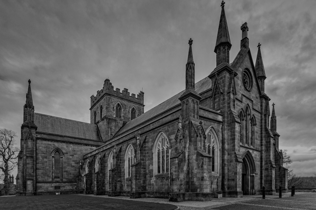 Lais Puzzle - St. Patricks Kathedrale, Armagh, Nordirland in schwarz weiß - 2.000 Teile p-328654