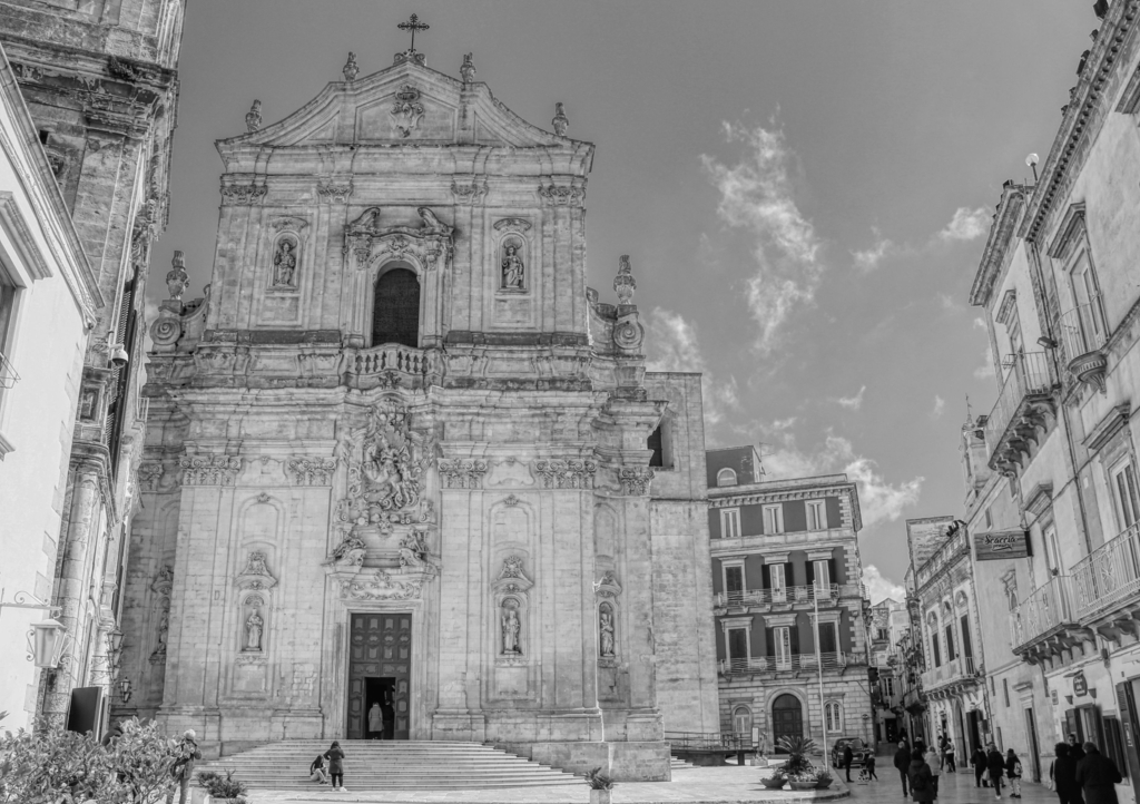 Lais Puzzle - Ein Blick auf die Fassade der Basilika San Martino in Martina Franca, Apulien, Italien in schwarz wei&szlig; - 1.000 Teile p-328722