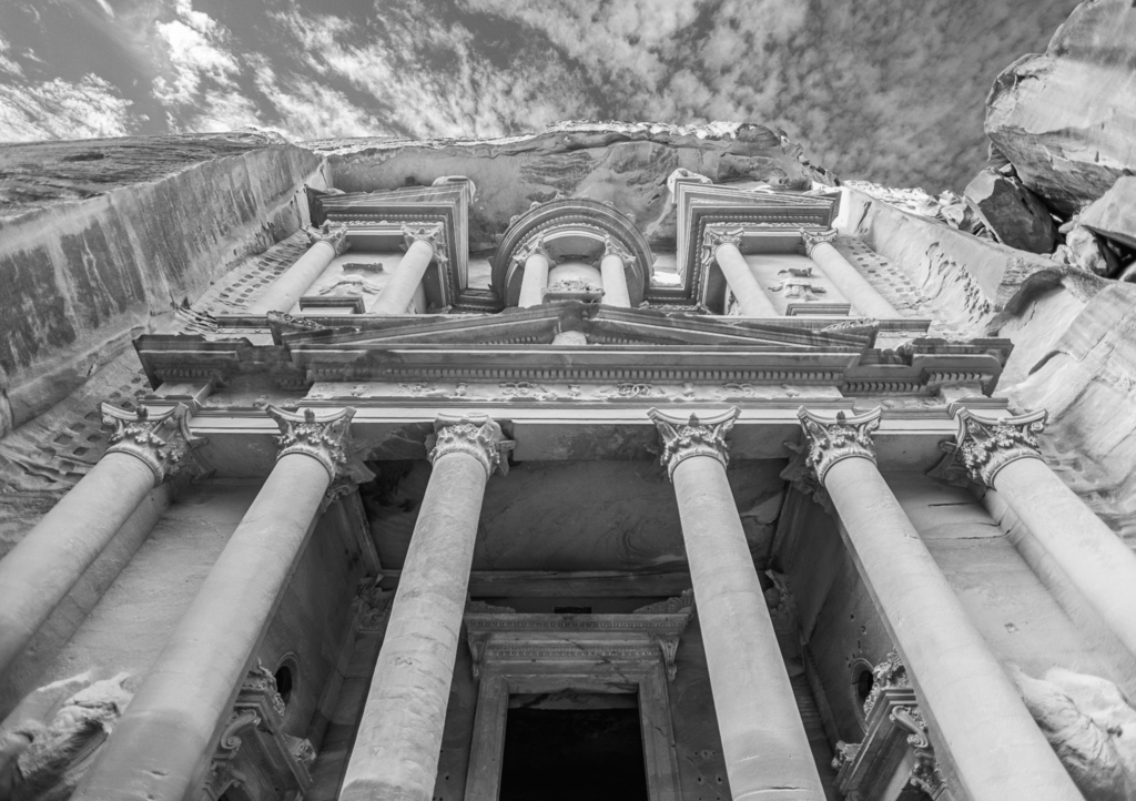 Lais Puzzle - Unglaublicher und mystischer Blick auf das Al Khazneh Grabmal. Das Schatzkammergrab von Petra, Jordanien in schwarz wei&szlig; - 1.000 Teile p-328758
