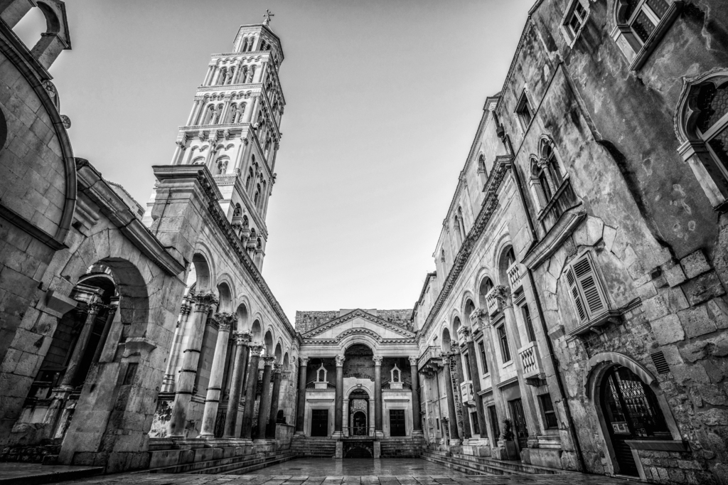 Lais Puzzle - Der Diokletianspalast in Split, Kroatien - Der berühmte Diokletianspalast ist ein antiker Palast, der für Kaiser Diokletian im historischen Zentrum von Split, Kroatien, errichtet wurde in schwarz weiß - 2.000 Teile p-328768