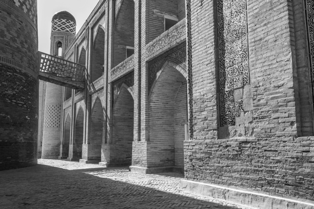 Lais Puzzle - Historische Architektur in Chiwa, Usbekistan in schwarz weiß - 2.000 Teile p-329035