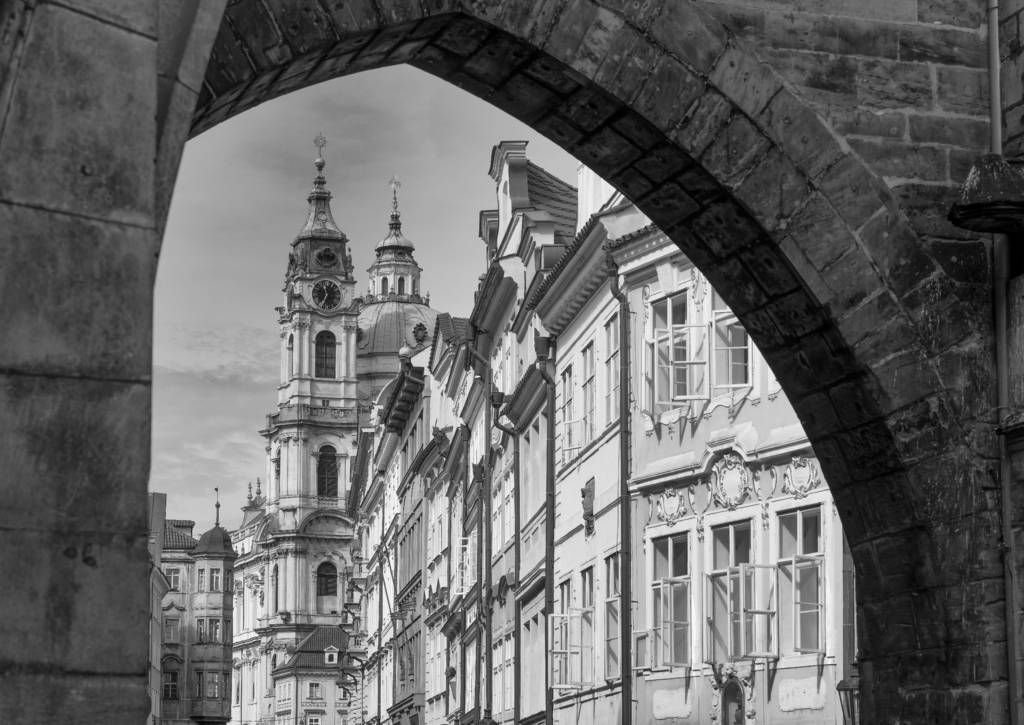 Lais Puzzle - Eintritt in das bunte Viertel Mala Strana in Prag in schwarz weiß - 500, 1.000 & 2.000 Teile p-329105
