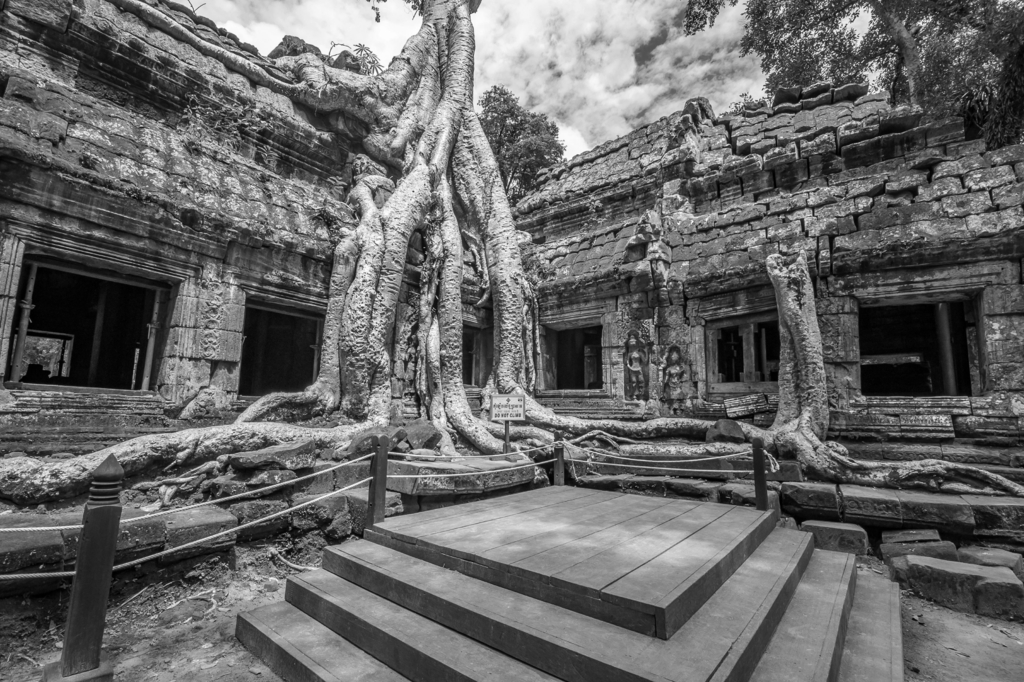 Lais Puzzle - Alter buddhistischer Khmer-Tempel in Angkor Wat, Kambodscha.Ta Prohm Prasat in schwarz weiß - 2.000 Teile p-329200
