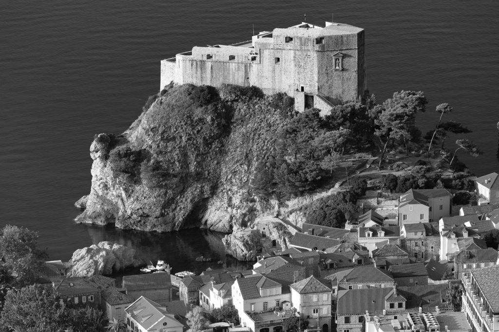 Lais Puzzle - Luftaufnahme des Forts Lovrijenac oder der Festung St. Lorenz, auch Gibraltar von Dubrovnik genannt, am Morgen, Dubrovnik, Kroatien in schwarz weiß - 2.000 Teile p-329311
