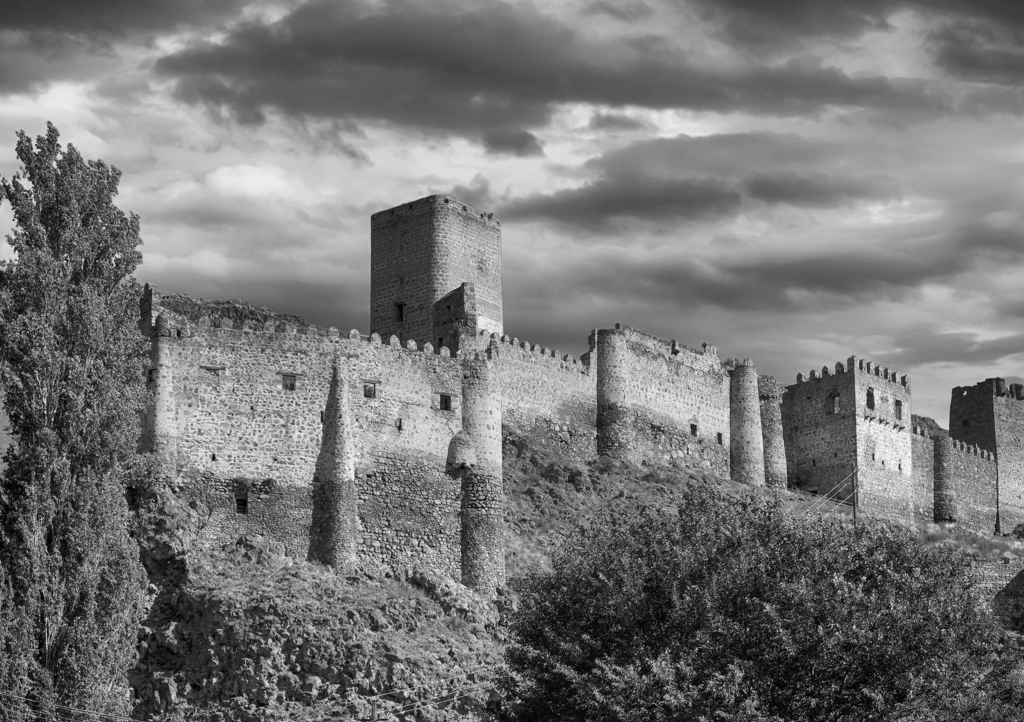 Lais Puzzle - Antike Festung Khertvisi auf Felsen im Kaukasusgebirge in Georgien Akhaltsikhe in schwarz weiß - 1.000 Teile p-329409