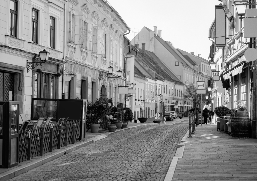 Lais Puzzle - Straßencafés mit Tischen und Stühlen im alten Stadtzentrum von Ptuj in Slowenien in schwarz weiß - 1.000 Teile p-329427
