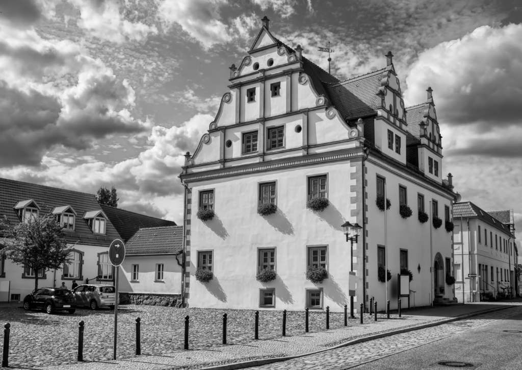 Lais Puzzle - niemegk, deutschland - altstadt mit altem rathaus in schwarz weiß - 500, 1.000 & 2.000 Teile p-329588