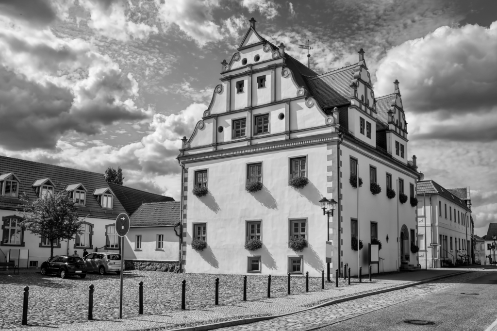 Lais Puzzle - niemegk, deutschland - altstadt mit altem rathaus in schwarz weiß - 2.000 Teile p-329590