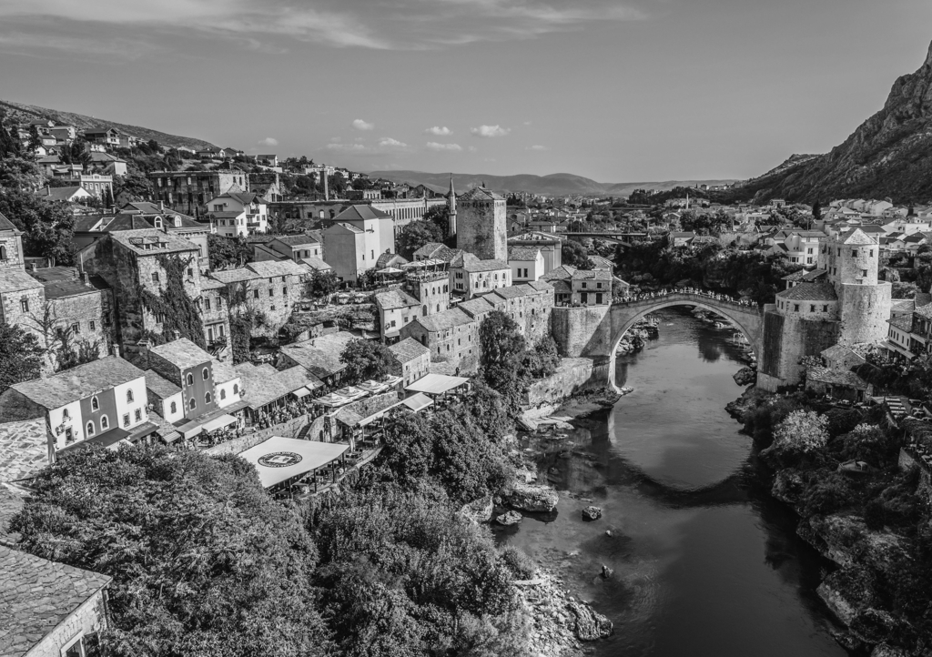 Lais Puzzle - Blick auf die Alte Brücke, rekonstruierte osmanische Brücke aus dem 16. Jahrhundert, Hauptattraktion der Altstadt von Mostar, Bosnien und Herzegowina in schwarz weiß - 1.000 Teile p-329691