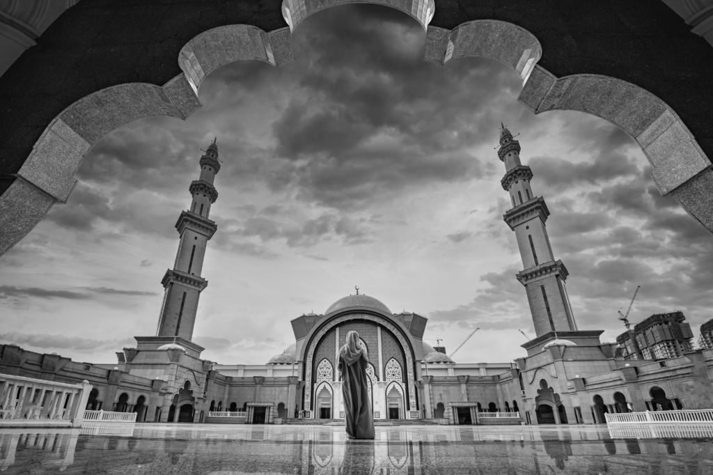 Lais Puzzle - Masjid Wilayah Persekutuan bei Sonnenuntergang in Kuala Lumpur, Malaysia in schwarz weiß - 2.000 Teile p-329731