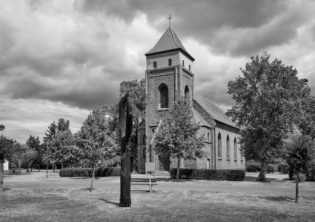 Lais Puzzle - Die denkmalgeschützte neugotische Dorfkirche Bliesdorf am Radwanderweg "Tour Brandenburg" in schwarz weiß - 1.000 Teile p-329793