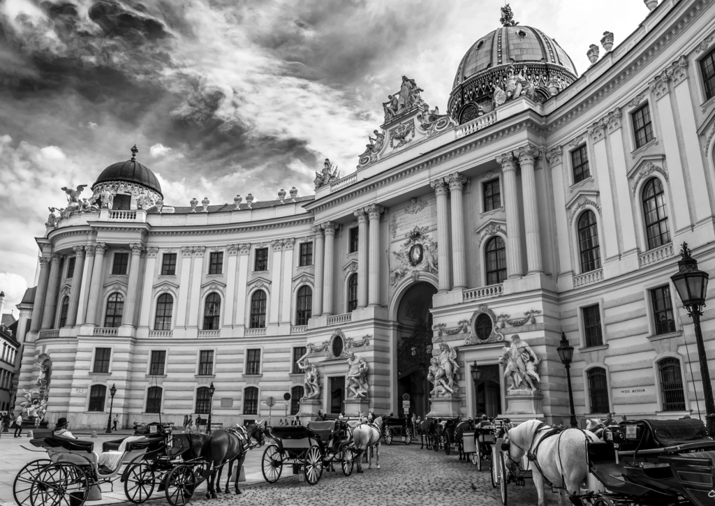 Lais Puzzle - Präsidentenresidenz, Wiener Hofburg, mit Fiakerpferden und Kutschen in der Wiener Innenstadt in Österreich in schwarz weiß - 500, 1.000 & 2.000 Teile p-329969