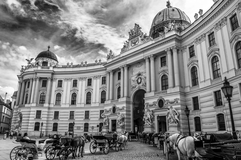 Lais Puzzle - Präsidentenresidenz, Wiener Hofburg, mit Fiakerpferden und Kutschen in der Wiener Innenstadt in Österreich in schwarz weiß - 2.000 Teile p-329971