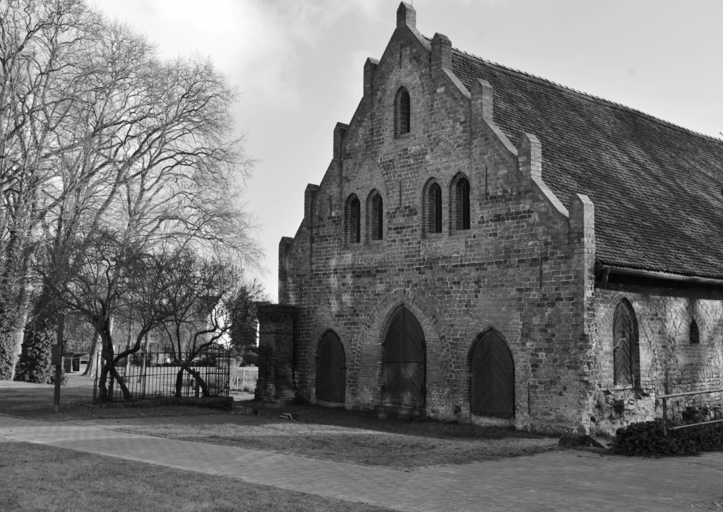 Lais Puzzle - Der ehemalige Kornspeicher im Kloster Lehnin in schwarz weiß - 500, 1.000 & 2.000 Teile p-330272