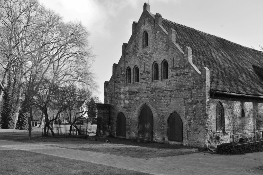 Lais Puzzle - Der ehemalige Kornspeicher im Kloster Lehnin in schwarz weiß - 2.000 Teile p-330274