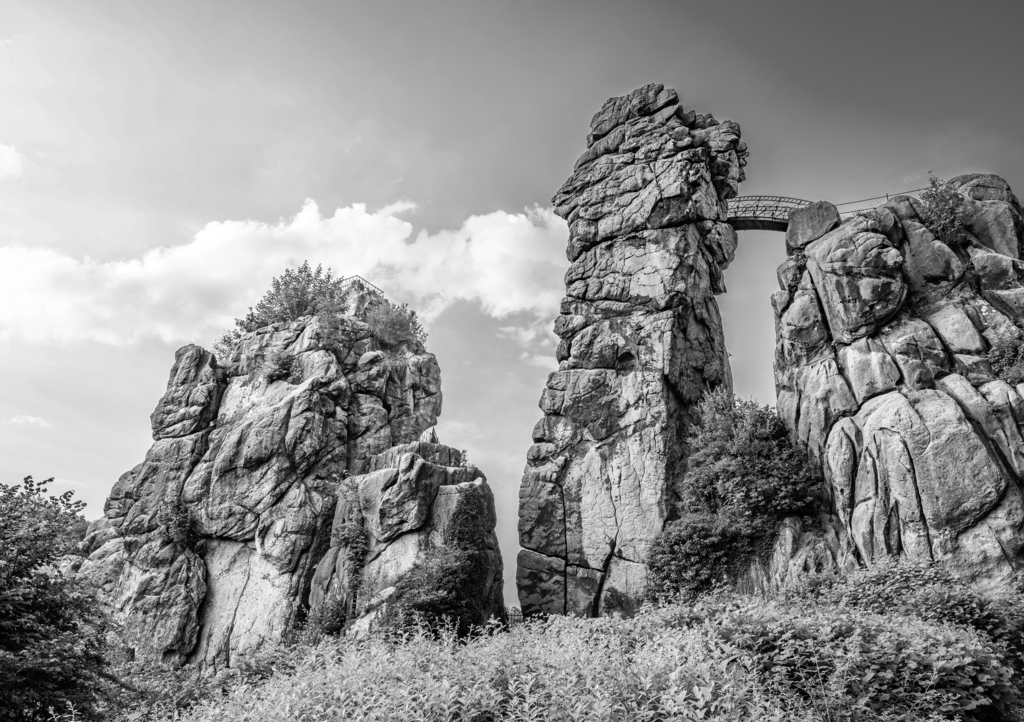 Lais Puzzle - Externsteine im Teutoburger Wald, Deutschland in schwarz weiß - 1.000 Teile p-330537