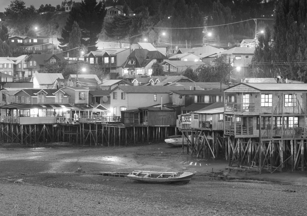 Lais Puzzle - Traditionelle Stelzenhäuser, so genannte Palafitos, in der Stadt Castro auf der Insel Chiloe in Südchile in schwarz weiß - 1.000 Teile p-330552