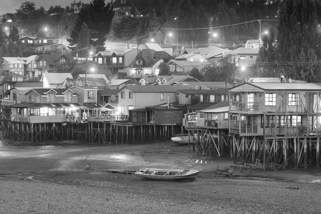 Lais Puzzle - Traditionelle Stelzenhäuser, so genannte Palafitos, in der Stadt Castro auf der Insel Chiloe in Südchile in schwarz weiß - 2.000 Teile p-330553