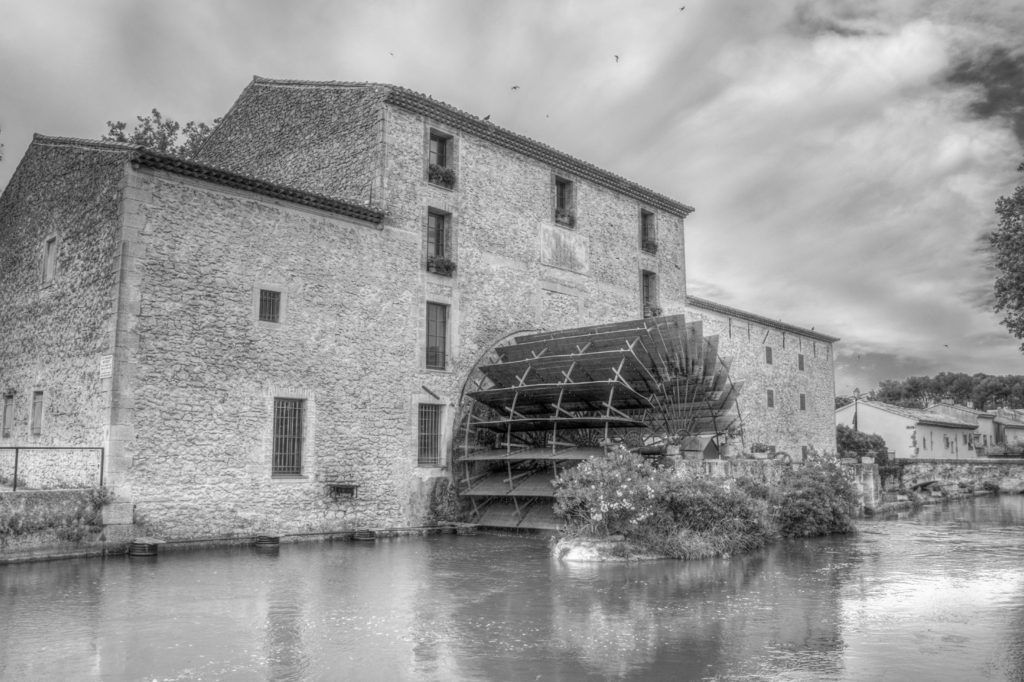 Lais Puzzle - Haus mit Wasserrad, Region Luberon, Frankreich in schwarz weiß - 2.000 Teile p-330826