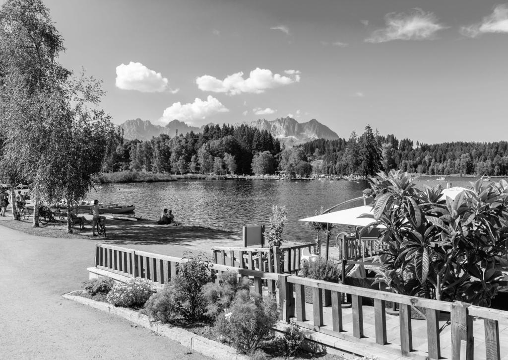 Lais Puzzle - Ufer des Schwarzsees an einem schönen sonnigen Sommertag in der Nähe von Kitzbühel, Tirol, Österreich in schwarz weiß - 500, 1.000 & 2.000 Teile p-330974