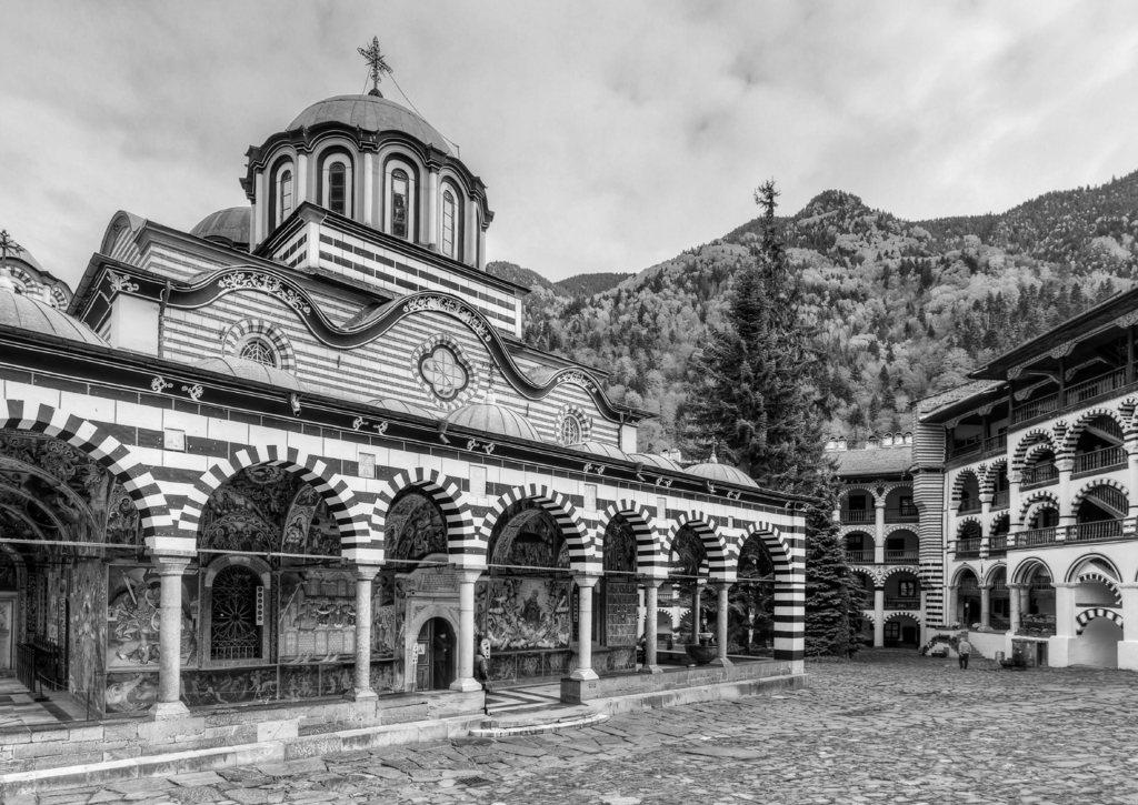 Lais Puzzle - Schöner Blick auf das orthodoxe Rila-Kloster, eine berühmte Touristenattraktion und Kulturdenkmal im Rila-Naturpark-Gebirge in Bulgarien in schwarz weiß - 500, 1.000 & 2.000 Teile p-330992