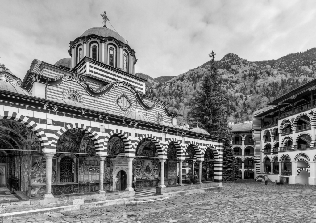 Lais Puzzle - Schöner Blick auf das orthodoxe Rila-Kloster, eine berühmte Touristenattraktion und Kulturdenkmal im Rila-Naturpark-Gebirge in Bulgarien in schwarz weiß - 1.000 Teile p-330993