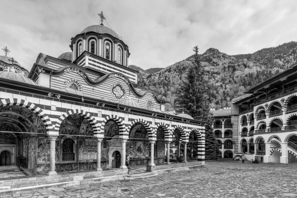 Lais Puzzle - Schöner Blick auf das orthodoxe Rila-Kloster, eine berühmte Touristenattraktion und Kulturdenkmal im Rila-Naturpark-Gebirge in Bulgarien in schwarz weiß - 2.000 Teile p-330994