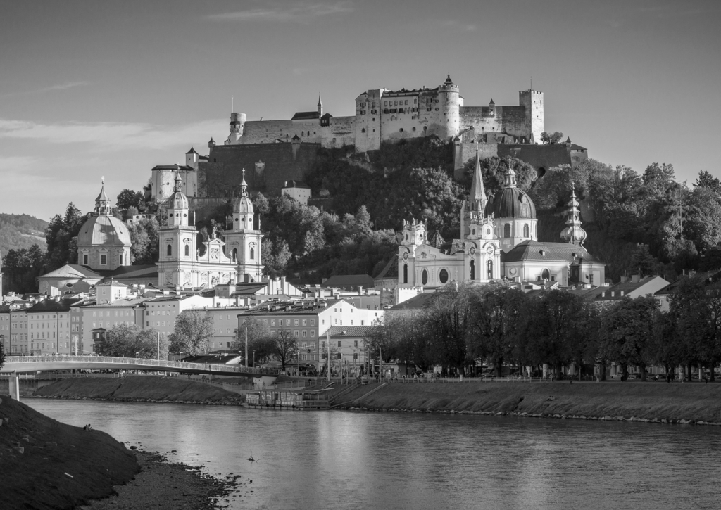 Lais Puzzle - Festung Hohensalzburg mit Salzburger Altstadt im Herbst, Österreich in schwarz weiß - 500, 1.000 & 2.000 Teile p-331109