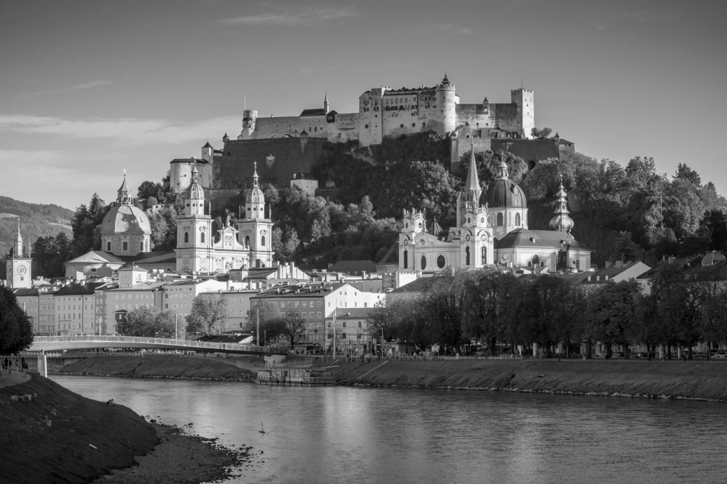 Lais Puzzle - Festung Hohensalzburg mit Salzburger Altstadt im Herbst, Österreich in schwarz weiß - 2.000 Teile p-331111