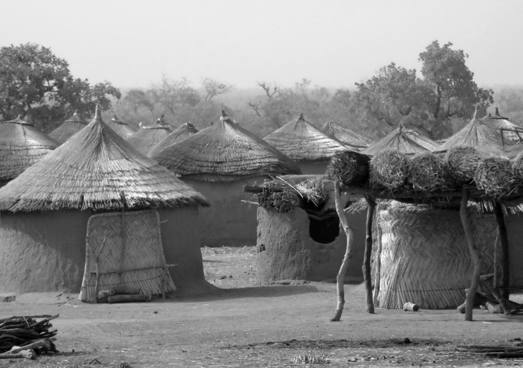 Lais Puzzle - Dorf, Häuser aus Erde und Gras, Burkina Faso, Afrika in schwarz weiß - 1.000 Teile p-331155