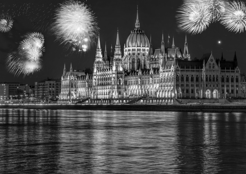 Lais Puzzle - Parlament in Budapest mit Feuerwerk, Neujahrsfeier, Ungarn in schwarz weiß - 500, 1.000 & 2.000 Teile p-331328