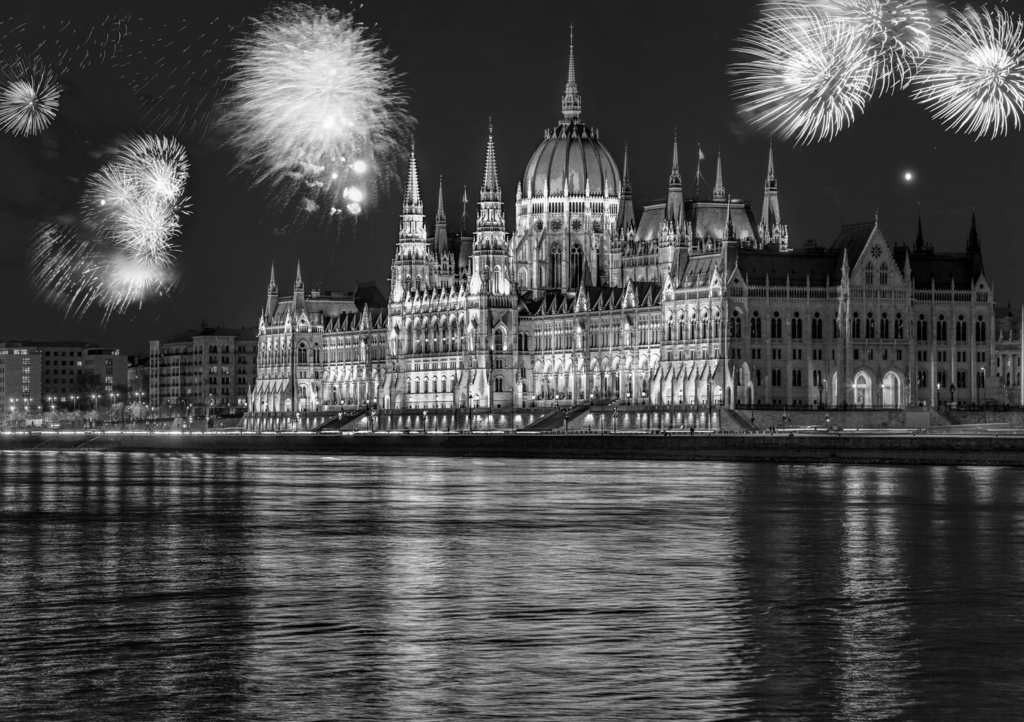 Lais Puzzle - Parlament in Budapest mit Feuerwerk, Neujahrsfeier, Ungarn in schwarz weiß - 1.000 Teile p-331329