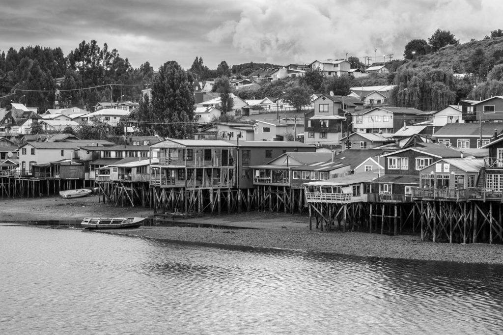 Lais Puzzle - Palafitos (Stelzenhäuser) in Castro, Insel Chiloe (Chile) in schwarz weiß - 2.000 Teile p-331519