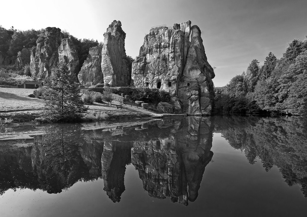Lais Puzzle - Blick auf die Externsteine mit See vor dem Teutoburger Wald, Deutschland. in schwarz weiß - 500, 1.000 & 2.000 Teile p-331871