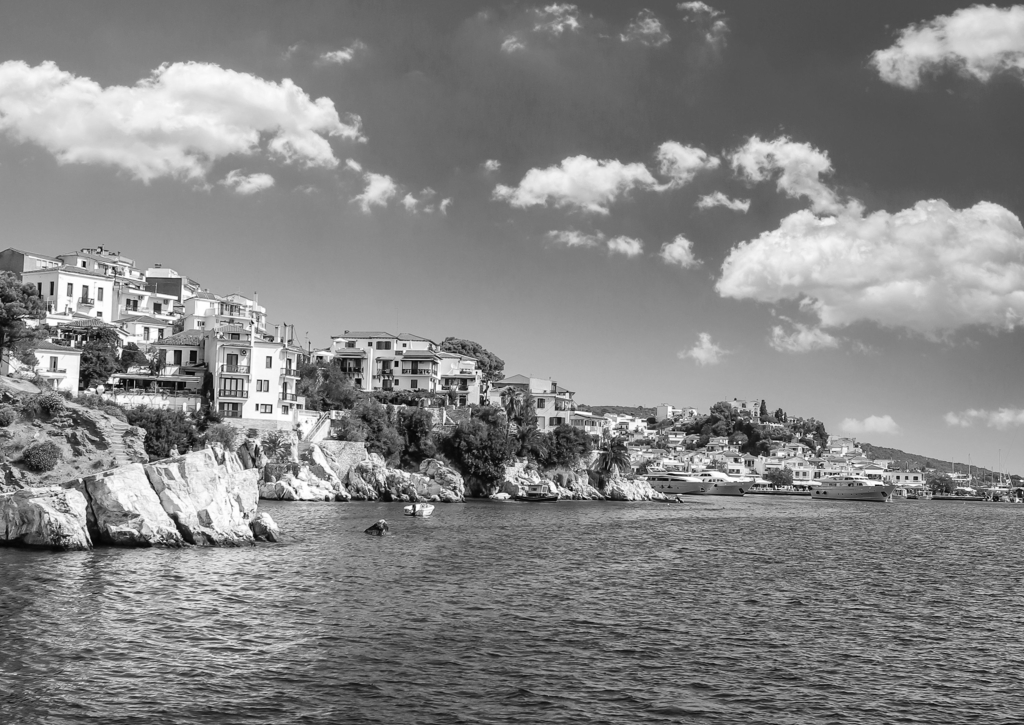 Lais Puzzle - Skiathos Stadt auf der Insel Skiathos, Griechenland. Schöner Blick auf die Altstadt mit Booten im Hafen in schwarz weiß - 500, 1.000 & 2.000 Teile p-331874