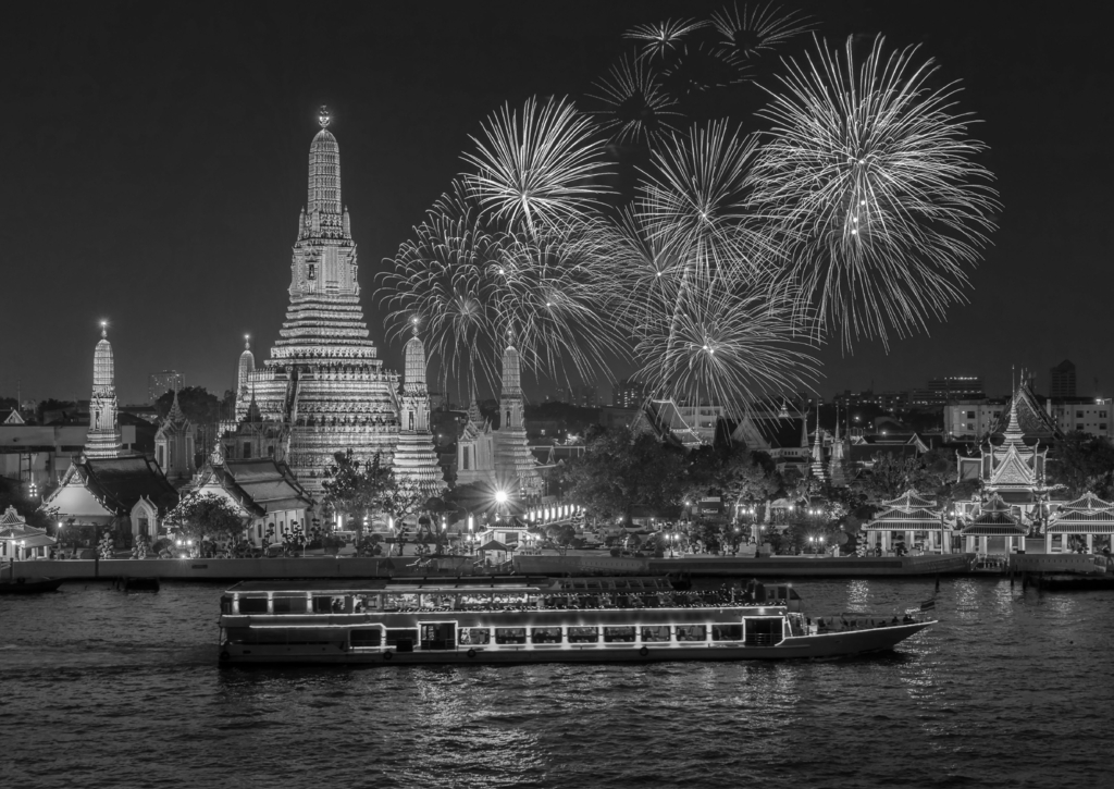 Lais Puzzle - Wat Arun und Kreuzfahrtschiff in der Nacht unter Neujahrsfeier, Bangkok Stadt, Thailand in schwarz weiß - 500, 1.000 & 2.000 Teile p-331886