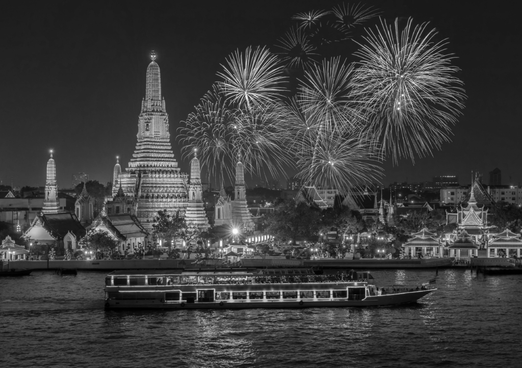 Lais Puzzle - Wat Arun und Kreuzfahrtschiff in der Nacht unter Neujahrsfeier, Bangkok Stadt, Thailand in schwarz weiß - 1.000 Teile p-331887