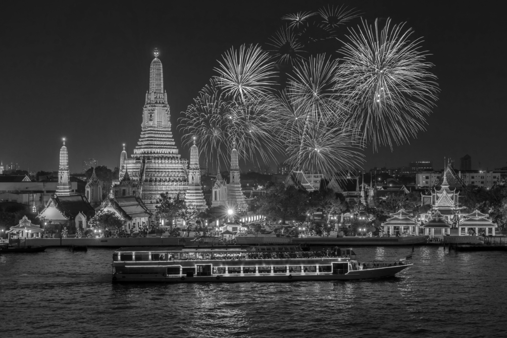 Lais Puzzle - Wat Arun und Kreuzfahrtschiff in der Nacht unter Neujahrsfeier, Bangkok Stadt, Thailand in schwarz weiß - 2.000 Teile p-331888