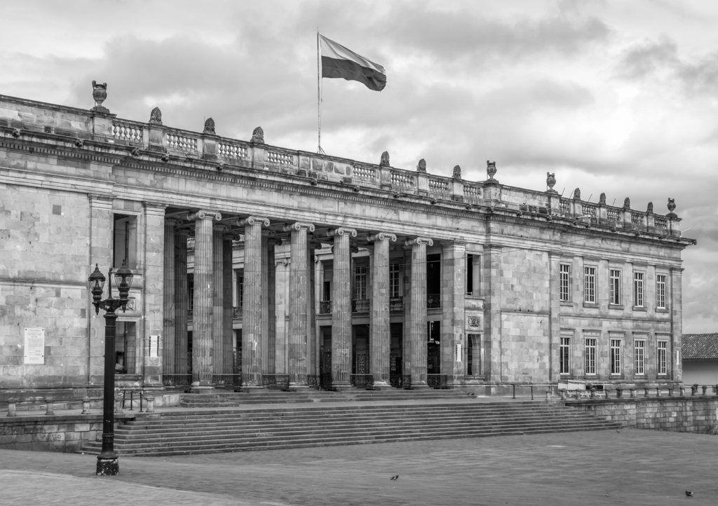 Lais Puzzle - Kolumbianisches Nationalkapitol und Kongress am Bolivar-Platz - Bogota, Kolumbien in schwarz weiß - 1.000 Teile p-332175