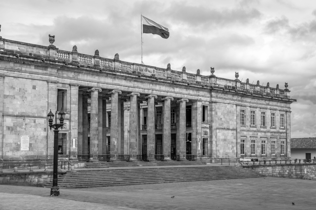 Lais Puzzle - Kolumbianisches Nationalkapitol und Kongress am Bolivar-Platz - Bogota, Kolumbien in schwarz weiß - 2.000 Teile p-332176