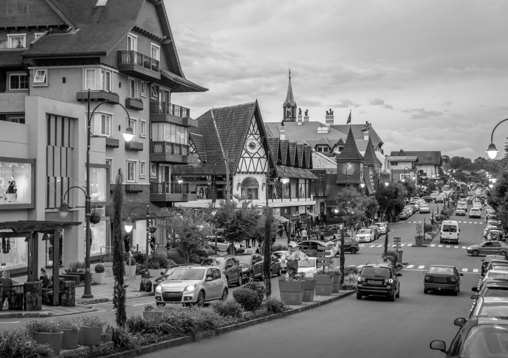 Lais Puzzle - Straße und Architektur der Stadt Gramado - Gramado, Rio Grande do Sul, Brasilien in schwarz weiß - 1.000 Teile p-332178