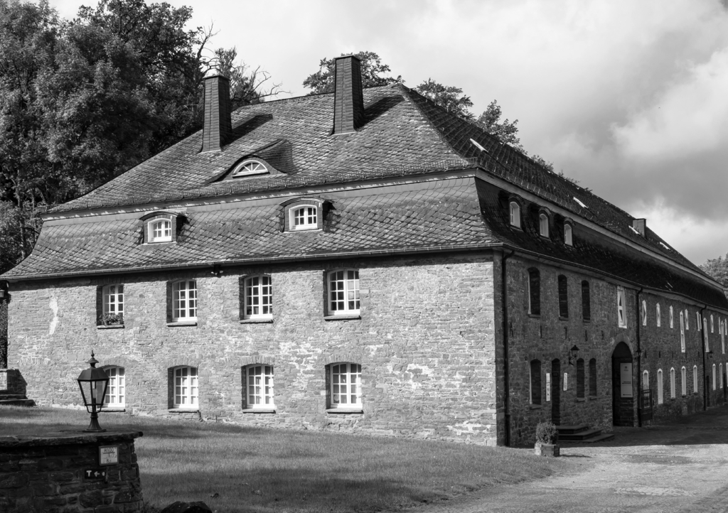 Lais Puzzle - Schloss in Lüdenscheid in schwarz weiß - 1.000 Teile p-332457