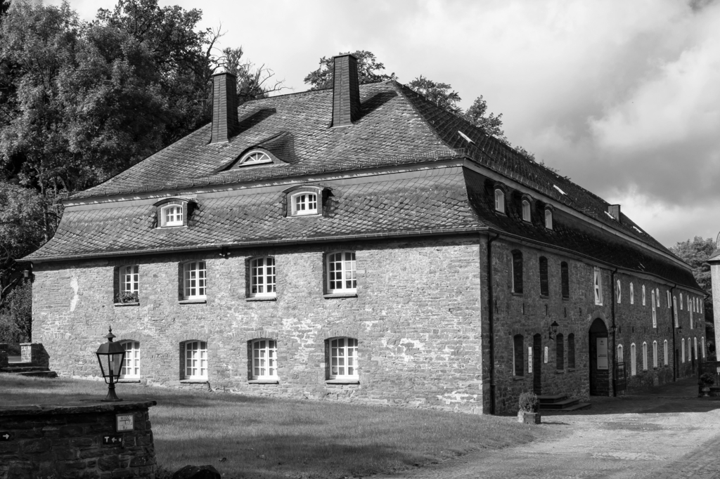 Lais Puzzle - Schloss in Lüdenscheid in schwarz weiß - 2.000 Teile p-332458