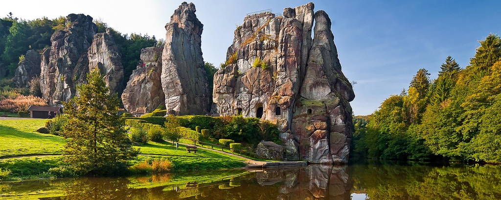 Lais Puzzle - Blick auf die Externsteine mit See vor dem Teutoburger Wald, Deutschland, Panorama - 2.000 Teile p-333082
