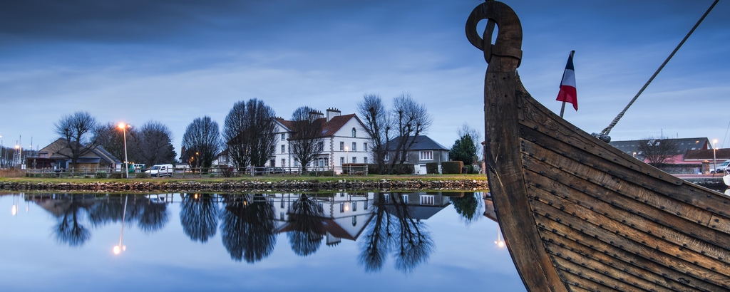 Lais Puzzle - Holzschiff am Kai von Carentan mit Spiegelungen im Wasser, Frankreich, Panorama - 2.000 Teile p-333223