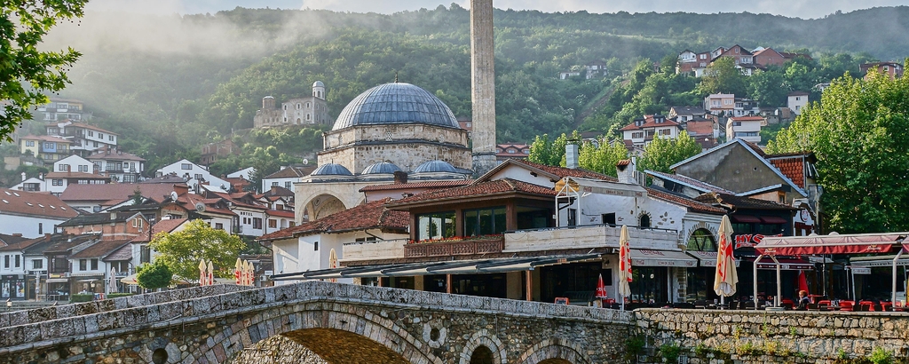 Lais Puzzle - Sinan-Pasha-Moschee im Zentrum von Prizren, Kosovo, Panorama - 2.000 Teile p-334337
