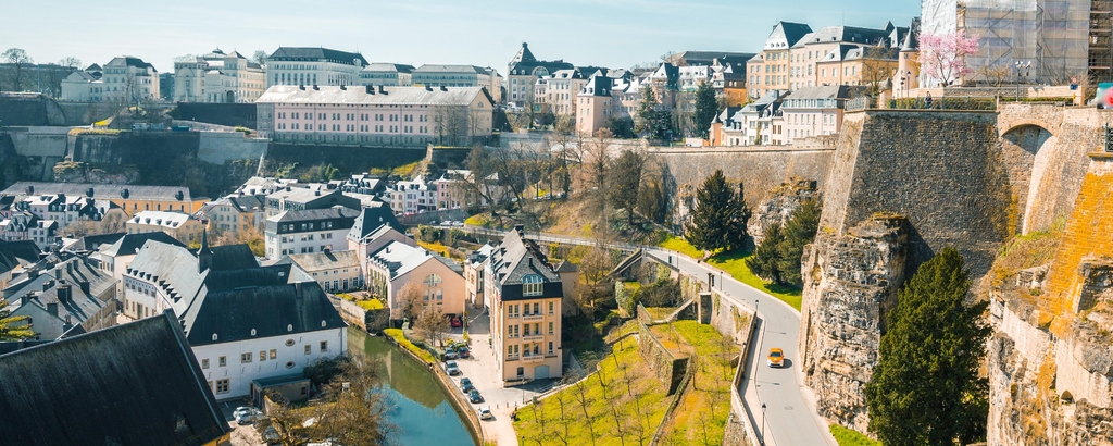 Lais Puzzle - Altstadt von Luxemburg-Stadt mit dem Fluss Alzette im Sommer, Luxemburg, Panorama - 2.000 Teile p-334869