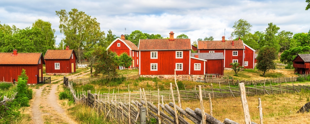 Lais Puzzle - Das historische Dorf Stensjo in Smaland, Schweden, von einer nahe gelegenen Landstraße aus gesehen, Panorama - 2.000 Teile p-335053