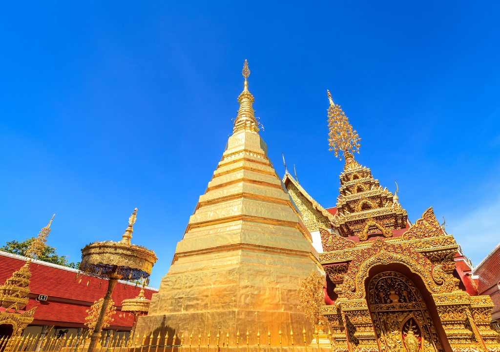 Lais Puzzle - Goldene Pagode für das Tierkreisjahr des Tigers im Wat Prathat Cho Hae-Tempel in der Provinz Phrae, Nordthailand - 1.000 Teile p-342615