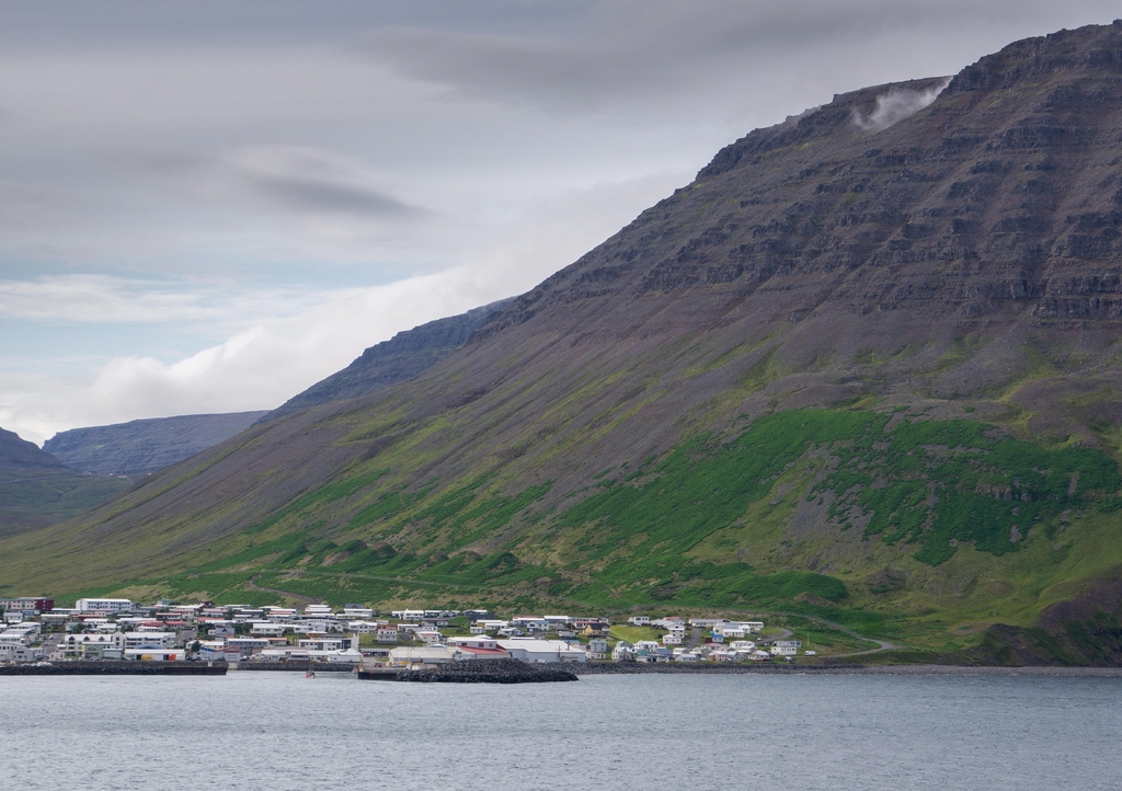 Lais Puzzle - Das kleine Fischerdorf Bolungarvík in der Region Westfjorde, Nordwestisland - 1.000 Teile p-342637